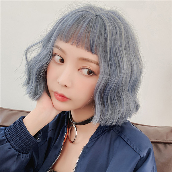 浅いブルー　セミロング　ウィッグ　ぱっつん前髪　巻き髪　ファッション　長さ43ｃｍ　耐熱ファイバー　自然な手触り　人工頭皮　通気性が抜群　ネット付き　男の娘　女装変装　かつら-3