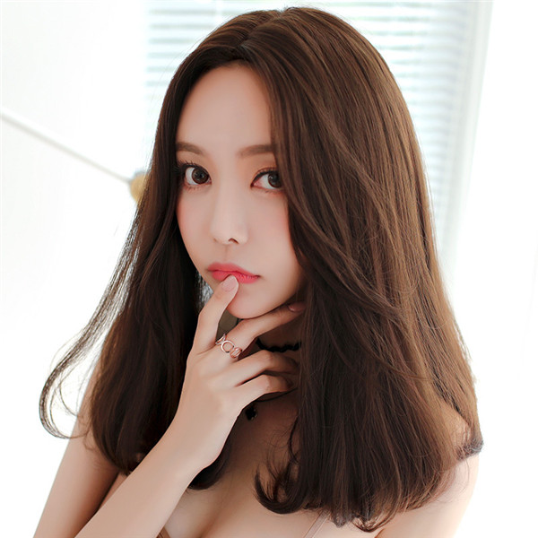 チョコレート　ミディアム　真ん中分け　女性用 巻き髪　大人可愛いウィッグ　ファッション　OLスタイル　長さ45ｃｍ　耐熱ファイバー　自然な手触り　人工頭皮　通気性が抜群　ネット付き　小顔効果抜群　お手入れ簡単-1