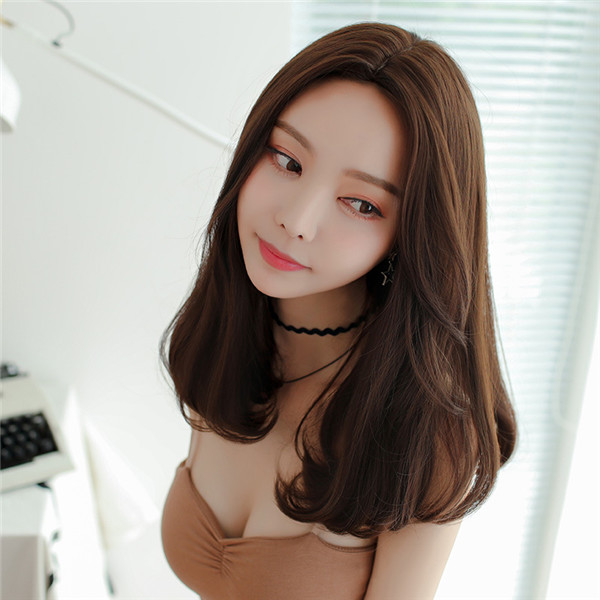 チョコレート　ミディアム　真ん中分け　女性用 巻き髪　大人可愛いウィッグ　ファッション　OLスタイル　長さ45ｃｍ　耐熱ファイバー　自然な手触り　人工頭皮　通気性が抜群　ネット付き　小顔効果抜群　お手入れ簡単-3