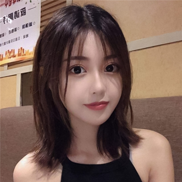 セミロング　ぱっつん前髪　大人可愛いウィッグ　お手入れ簡単　ファッション　長さ43ｃｍ　耐熱ファイバー　自然な手触り　人工頭皮　通気性が抜群　ネット付き　小顔効果抜群-1