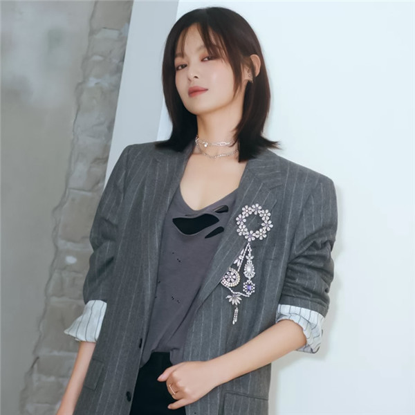 セミロング　ぱっつん前髪　大人可愛いウィッグ　お手入れ簡単　ファッション　長さ43ｃｍ　耐熱ファイバー　自然な手触り　人工頭皮　通気性が抜群　ネット付き　小顔効果抜群-3