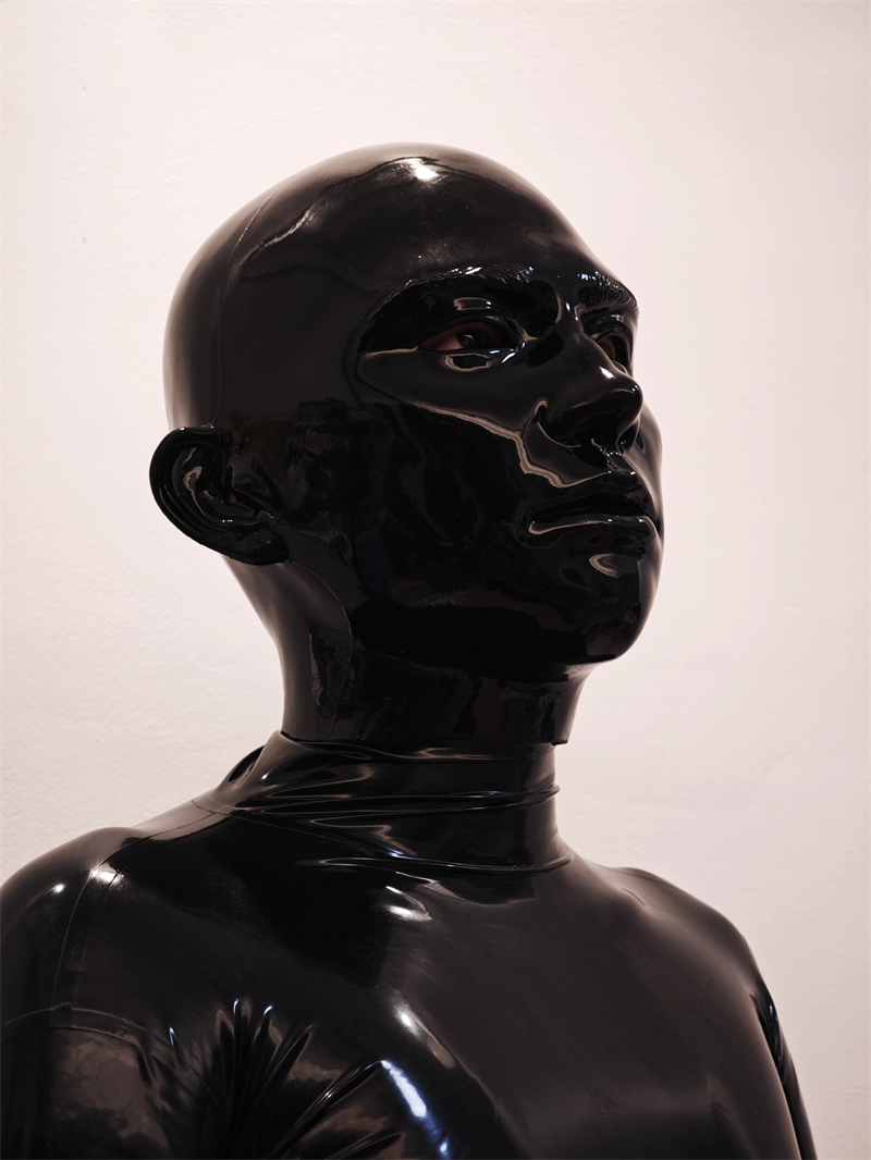 シリコン製全頭面　ブラック/レッド　男性の顔　頭周り54cm∼58cm　ラテックススーツと組み合わせてご利用をお勧め　フルヘッド　鼻の呼吸孔付き-1