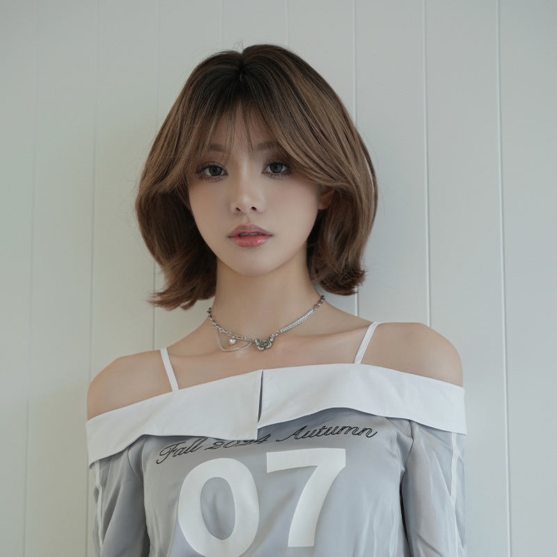 大人気　茶色　可愛いフルウィッグ　長さ33cm　ショートカット　ふわふわ　人工頭皮　自然　ヘアネット付き　レディース　かつら　通気性が抜群　普段使い　女装体験用カツラ　お勧め-1